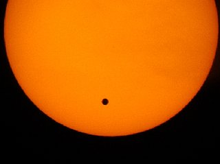 金星の太陽面通過の写真