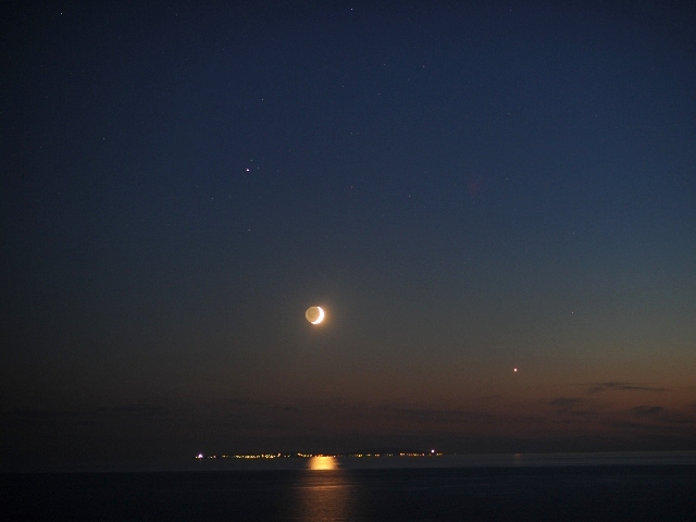 金星と土星と月の接近の写真