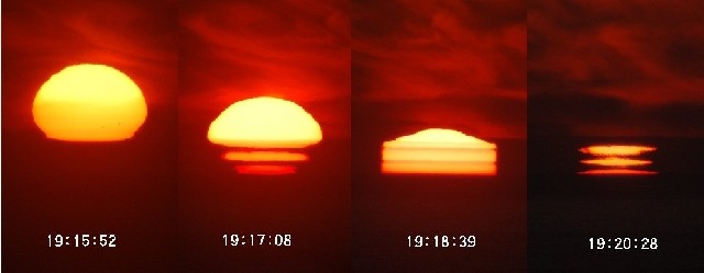 三段重ねで沈む太陽の写真