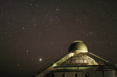 星空と天文台の写真